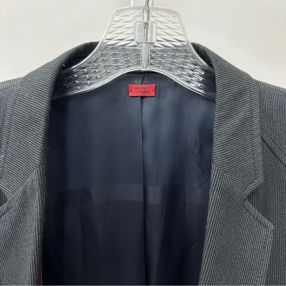 HUGO‎ BOSS BLAZER is 38 R